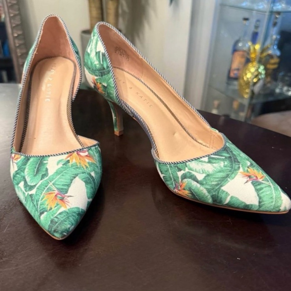Tropical Green Floral Pointed-Toe Women's Pumps